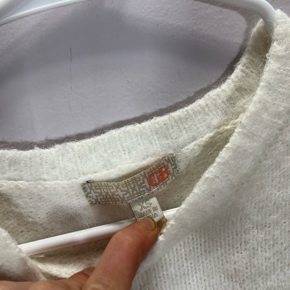 Gianni Bini Women’s White Fuzzy Crewneck Sweater - Picture 8 of 10